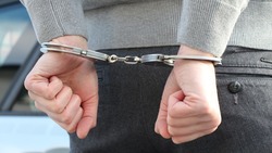 Полицейские задержали пособника мошенников в Корсакове после обмана пенсионерки