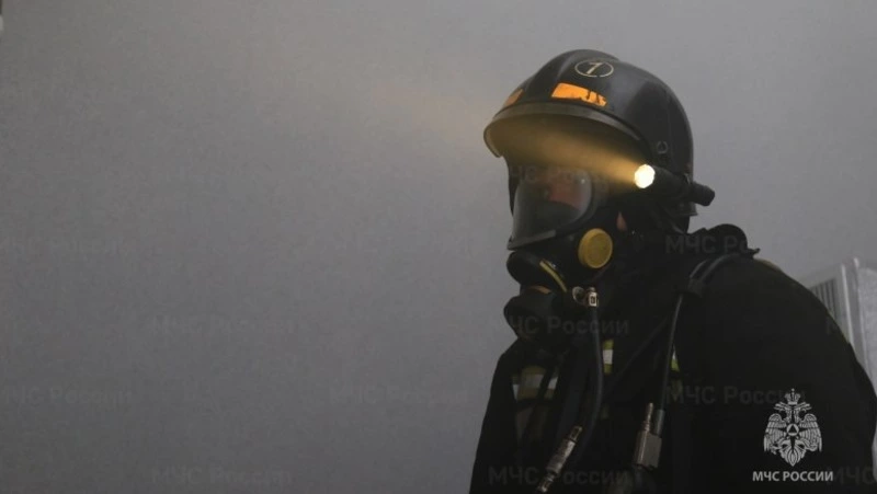 Сотрудники МЧС потушили горящий автосервис на Украинской в Южно-Сахалинске