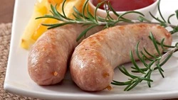 Запрещенные добавки нашли в сардельках производителя с Сахалина