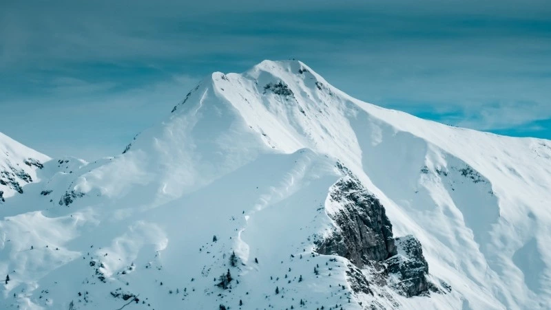 Лавинную опасность ожидают в 10 районах Сахалина