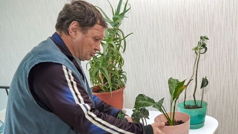 Житель Южно-Сахалинска с особенностями здоровья получил квартиру на нижнем этаже