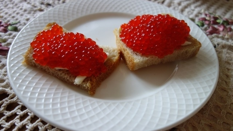 Диетологи назвали группу риска россиян, которым ни в коем случае нельзя есть икру