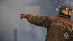 Бесхозное строение загорелось в Корсакове вечером 27 сентября