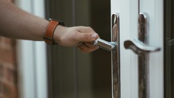 Вандал в Долинске возместит ущерб компании за сломанную дверь