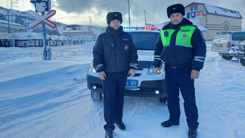 Сотрудники ДПС вытащили 17-летнего юношу в обмороке из леса в Невельске