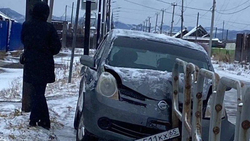 Водитель Nissan Note врезался в дорожное ограждение в Поронайске