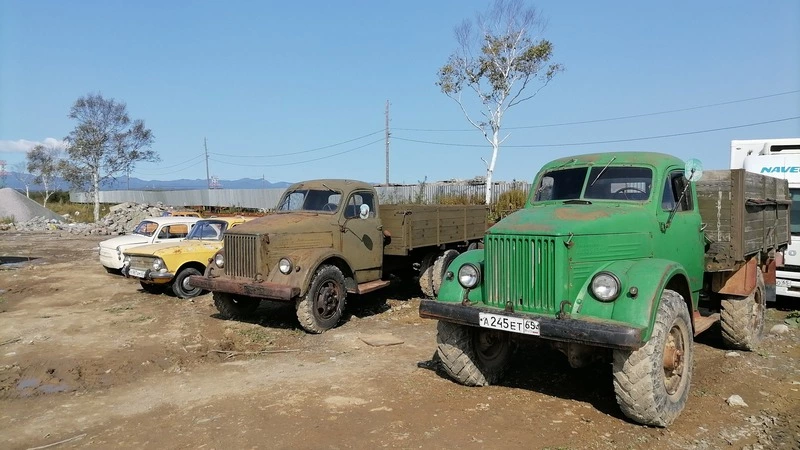 Коллекцию автомобилей из прошлого собрал механик на Сахалине