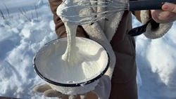 Вирусный рецепт из соцсетей: трендовое мороженое в сугробе приготовили на Сахалине