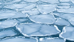 Рыбаков предупредили о трещинах на льду в заливе Мордвинова 7 февраля