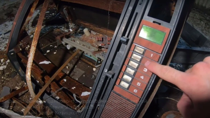 Диггеры нашли советский телевизор и целую люстру в заброшках на юге Сахалина