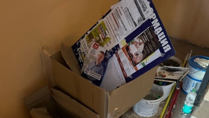 Рабочие бросили строительный мусор в подъезде дома в Корсакове после ремонта