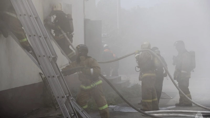Пожарные почти 12 часов тушили огонь в нежилом здании в селе Холмского района
