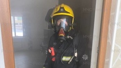 Спасатели эвакуировали 15 человек из горящего дома в Холмске