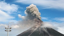 Вулкан Эбеко выбросил пепел на высоту три километра 10 августа