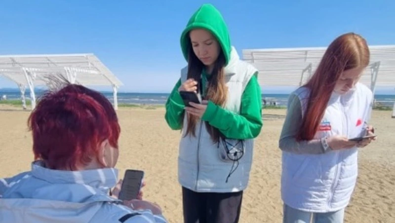 Волонтеры помогают выбрать объекты благоустройства даже на пляже в Аниве