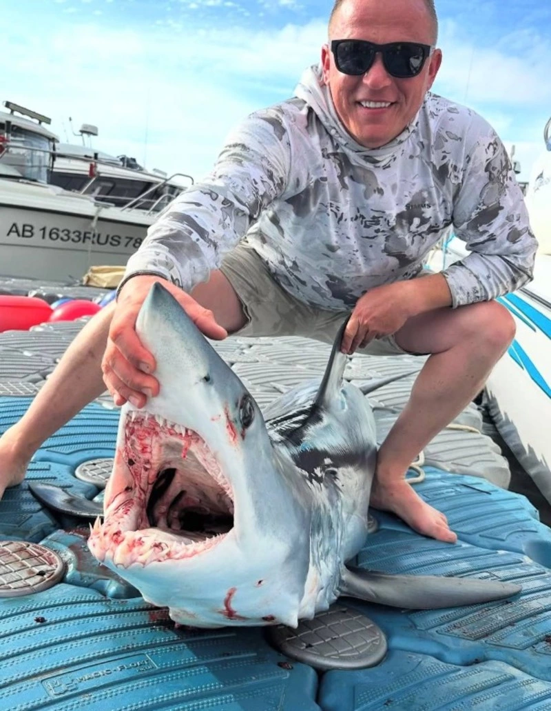 Сахалинские рыбаки съели акулу, которая охотилась на их улов