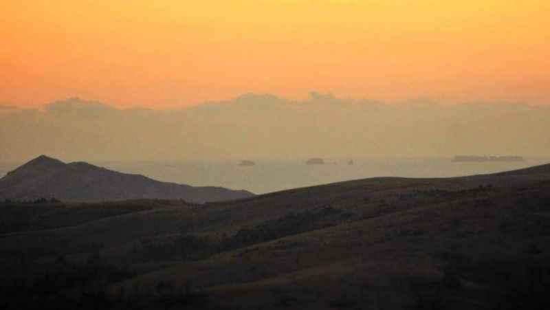 Фото огненного осеннего заката на Курилах показали в соцсетях