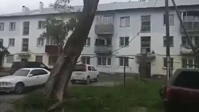 В Долинске водитель ас-машины зацепил кабель и выдернул электрошкаф из многоэтажки