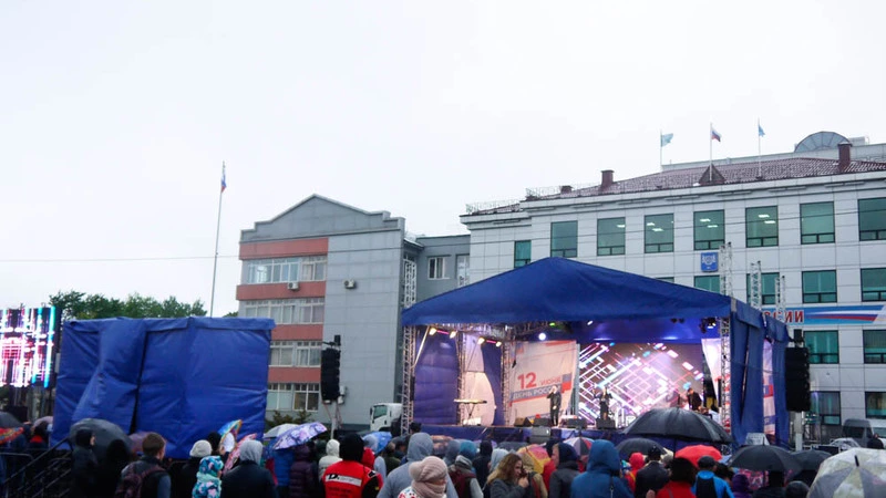 Дождь не помешал выступить Александру Панайотову в Южно-Сахалинске