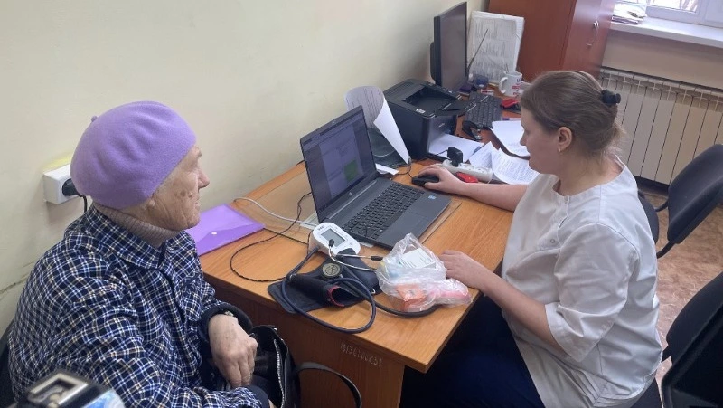 Мобильные медицинские бригады за день приняли 70 пациентов в Долинском районе