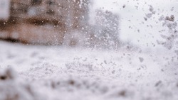 На уборку снега вышли 131 человек и 109 машин в Южно-Сахалинске 29 ноября