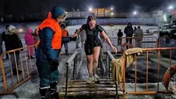 Во сколько купаться на Крещение, когда набирать святую воду?