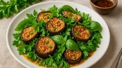 Салат с хрустящими баклажанами: быстрый летний рецепт с зеленью и соусом