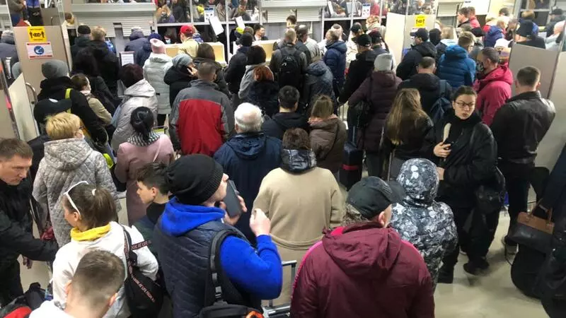 В главном аэропорту Сахалина гигантские очереди. У пассажиров проблемы с регистрацией