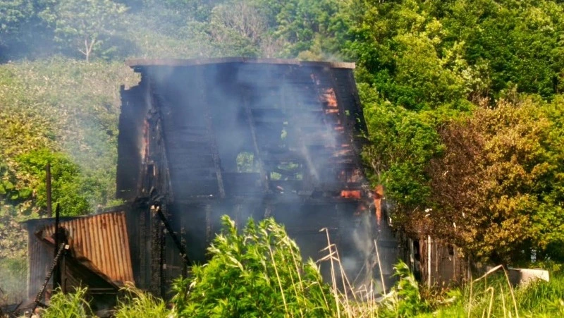 Пожарные три часа тушили дачу в Невельском округе