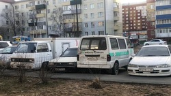 Брошенные автомобили на улице Комсомольской возмутили жительницу Южно-Сахалинска