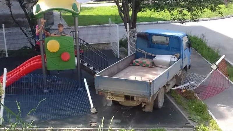 В Корсакове грузовик влетел на детскую площадку и остановился в шаге от горки