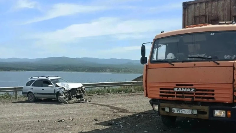 В Углегорском районе легковушка столкнулась с «КамАЗом»: пострадал водитель