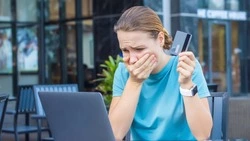 Житель Холмска пополнил счет незнакомцев после разговора с мошенником