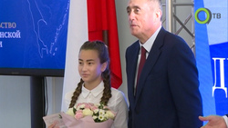 В сахалинском правительстве в День Конституции вручили паспорта талантливым подросткам