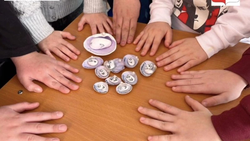 Дети из Томари сделали талисманы в виде тюленей для служащих в зоне СВО бойцов