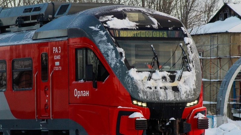 Пригородный поезд в Южно-Сахалинске зацепил переходившего пути мужчину