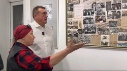 Губернатор Лимаренко посетил юбилейную выставку 70-летней сахалинской художницы