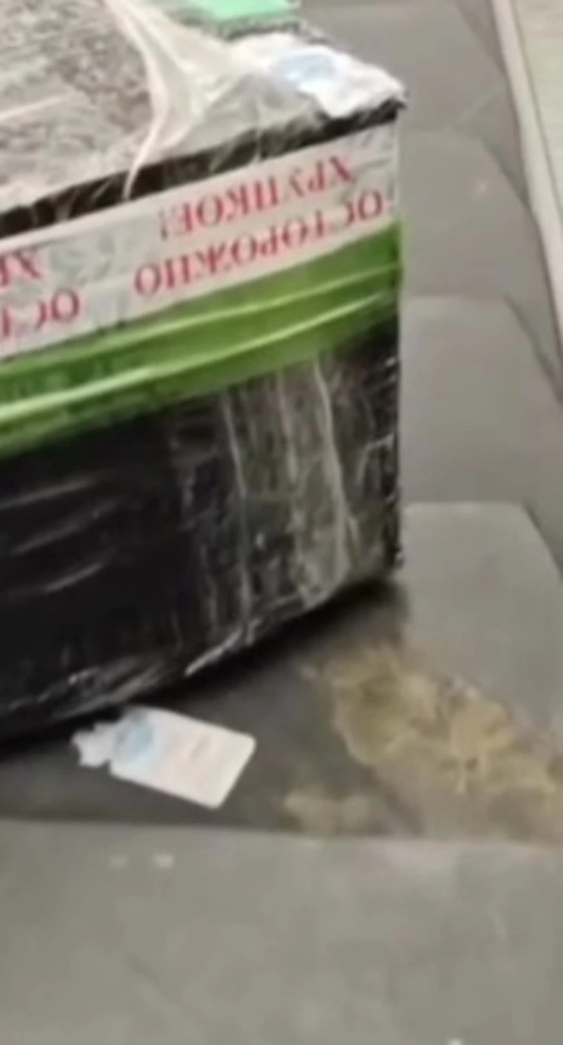 Очевидцы заподозрили, что из Петропавловска-Камчатского коробки красной икры вывозят авиарейсами