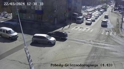 Грузовик выехал на тротуар и снес опору уличного освещения в Южно-Сахалинске — видео