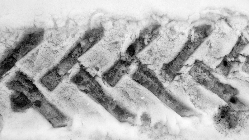 На Сахалине компания судилась с экс-директором из-за уборки снега во дворе его дома рабочей техникой