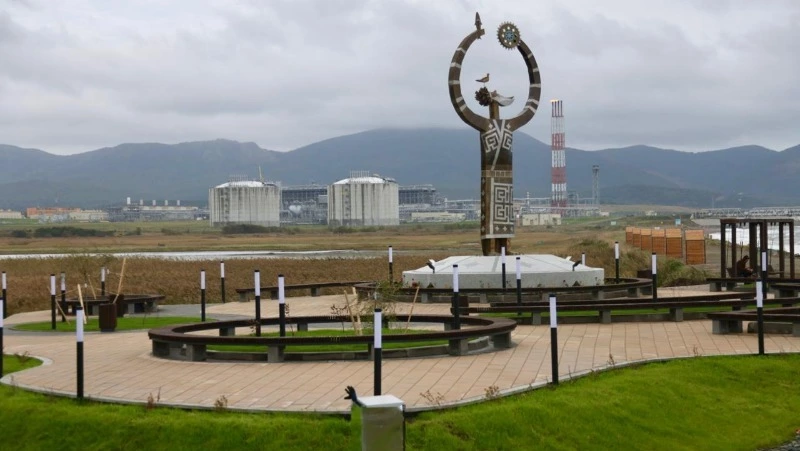 Восьмиметровый «Отец Сахалин» появился на берегу у завода СПГ