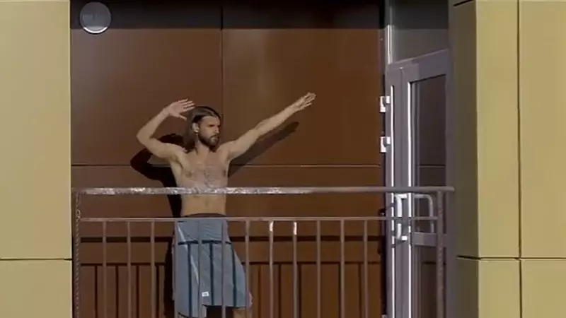 Жители Южно-Сахалинска подхватили челлендж «Плачу на техно» и станцевали на балконах многоэтажки