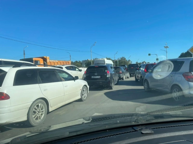 Пробка на проспекте Мира в Южно-Сахалинске собрала сотни водителей за день