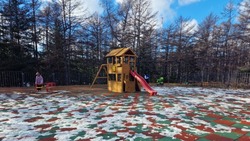Вандалы снова поломали детскую площадку в городском парке в Охе