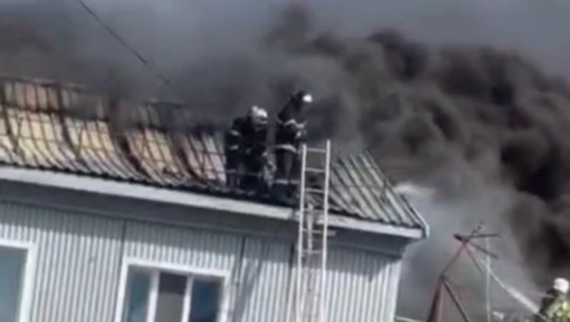 В Долинском районе полыхал рыбоперерабатывающий завод