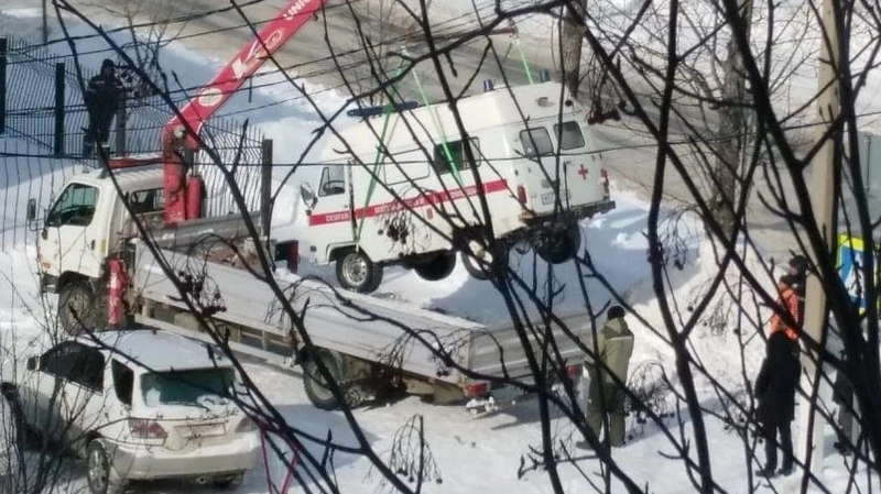 На юге Сахалина машина скорой помощи после столкновения с трактором врезалась в забор