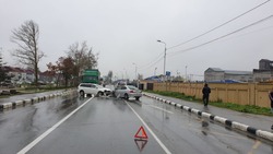 Три автомобиля жестко столкнулись в Южно-Сахалинске утром 4 октября