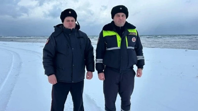 Сахалинские полицейские спасли попавших в шторм у мыса Виндис туристов