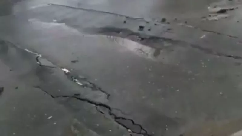 В Южно-Сахалинске провалилась улица Авиационная