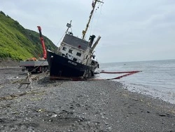 Появились фото рыбацкого судна, которое шторм выбросил на берег залива Анива